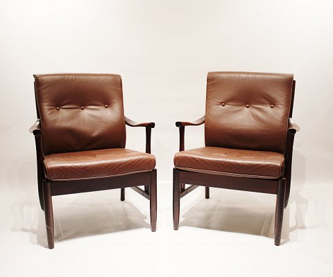 A pair of easy chairs of polished wood and dark brown leather, danish design 
from the 1960s.
5000m2 showroom.
