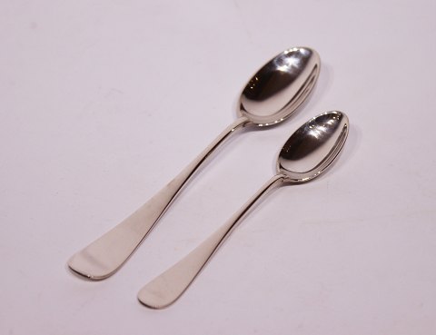 Teaspoon and coffee spoon of the pattern Ida by A. Michelsen, sterling silver.
5000m2 showroom.
