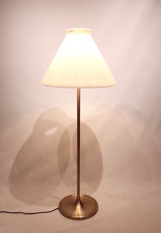 Standerlampe, model 339, designet af Aage Petersen for Le klint.
5000m2 udstilling.