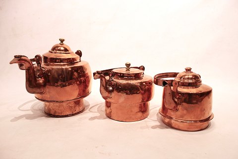 Antique copper teapots in different sizes and all in great vintage condition.
5000m2 showroom.