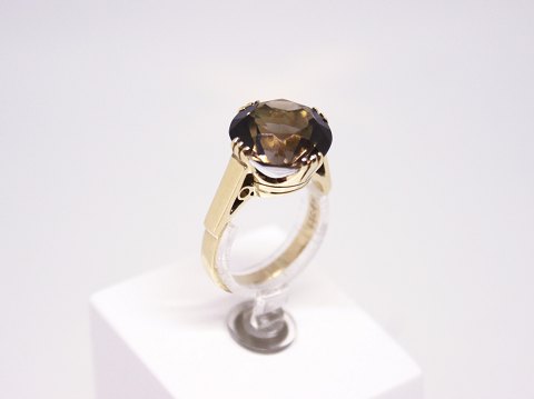 Ring of 14 ct. gold decorated with a large smoky quarts and stamped ESC P.
5000m2 showroom.