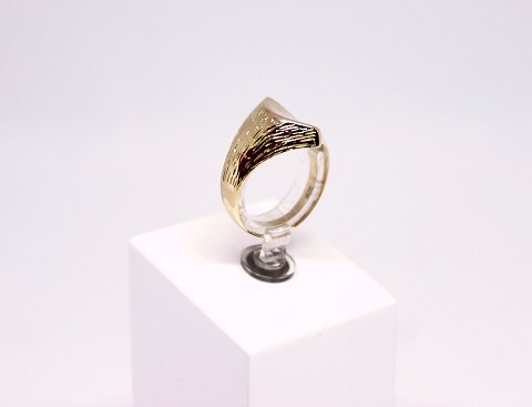 Ring of 14 carat gold and stamped GIFA.
5000m2 showroom.