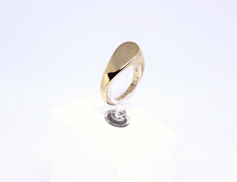 Ring of 14 carat gold with simpel design.
5000m2 showroom.