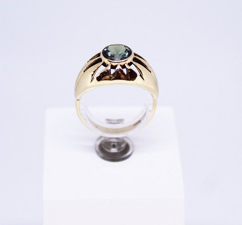 Ring of 14 ct. gold and decorated with a light green jemstone, stamped Ib&W.
5000m2 showroom.