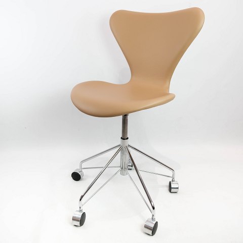 Series seven office chair, model 3117, without armrests and swivel function with 
original upholstery in light natural leather designed by Arne Jacobsen in the 
1950s and manufactured by Fritz Hansen.
5000m2 showroom.