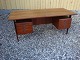 Large free-standing desk in teak from the 1960s. 5000m2 showroom.