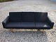 sofa 3 pers  i egetræ med sort uld tegnet af Hans Wegner model GE 236
5000 m2 udstilling