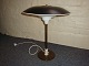 Bordlampe tegnet af Poul Henningsen model 4/3 med sort metal skærm i fin stand 
5000 m2 udstilling