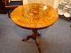 Antikt italiensk lampebord i nøddetræ fra
år 1880. 
5000m2 udstilling.