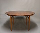 Rundt spisebord med udtræk i teak og eg af Hans J. Wegner fra 1960erne. 
5000m2 udstilling.