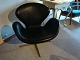 Swan by Arne Jacobsen in black leather in perfect condition 5000 m2 showroom