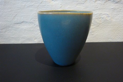 Palshus vase i blålig farve. Højde 9,5 cm og 8,5 i dia.
Perfekt stand.
5000m2 udstilling.  
