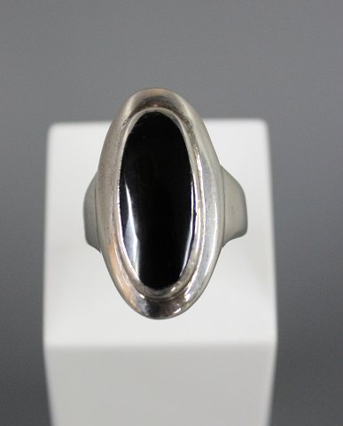 Sølv ring 925s med stor sort oval onyks. Str. 62. 
5000 m2 udstilling.