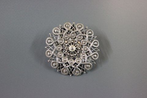 Silver brooch and silver clip nice design. 
5000 m2 showroom.