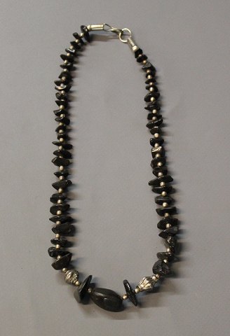 Black necklace with medium sized pieces of metal. 
Length 42 cm. 5000 m2 showroom.