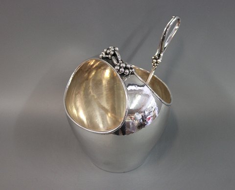 Ice bucket in silver with matching spoon. Decorated with clusters of grapes. 
Stamped 835 s.
5000 m2 showroom.