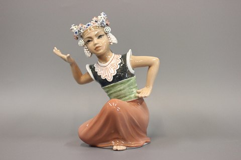 Orientalsk figur  Moulia danser af Dahl Jensen nr. 1323.
Flot stand
