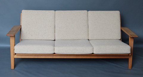 3 seater sofa in oak designed by Hans J Wegner model 290. Manufactured at Getama 
furniture factory with light wool. 
5000 m2 showroom.