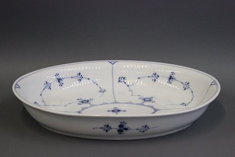 Royal Copenhagen blue fluted dish, no. 25.
5000m2 showroom.