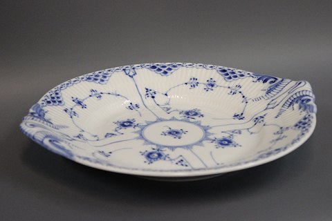 Royal Copenhagen blue fluted half lace cake dish no. 666.
5000m2 showroom.