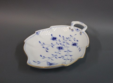 B & G porcelain butterfly. Leaf shaped dish with gilt edge. No. 32 and made 
between 1915 and 1947.  
5000m2 showroom.