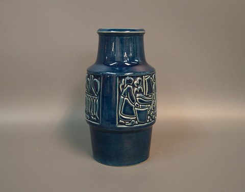 Keramik vase med blå glasur og motiv på siden af Michael Andersen og søn, nr. 
6134.
5000m2 udstilling.
