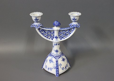 Royal Copenhagen blue fluted lace candlestick, no. 1/1169.
5000m2 showroom.