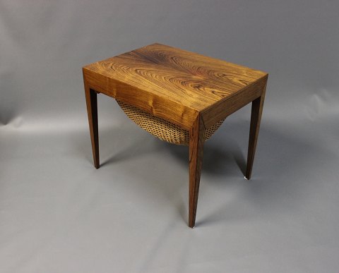 Lille sybord i palisander og fra 1960erne. Bordet er designet af Severin Hansen 
og produceret af Haslev Møbelfabrik.
5000m2 udstilling.