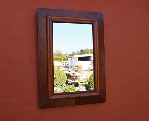 Beautiful mirror in mahogany from 1910.
5000m2 showroom.