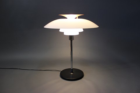 PH80 table lamp by Poul Henningsen and Louis Poulsen.
5000m2 showroom.
Great condition
