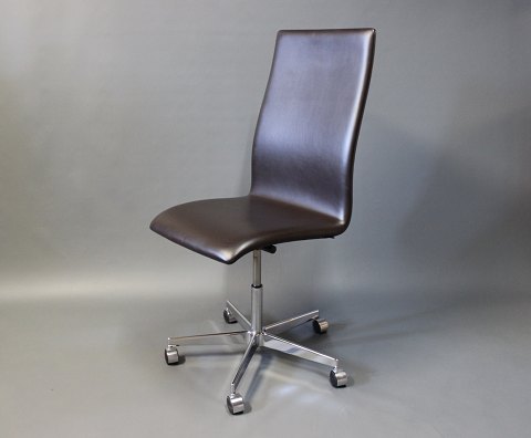 Oxford office chair by Arne Jacobsen and Fritz Hansen.
5000m2 showroom.