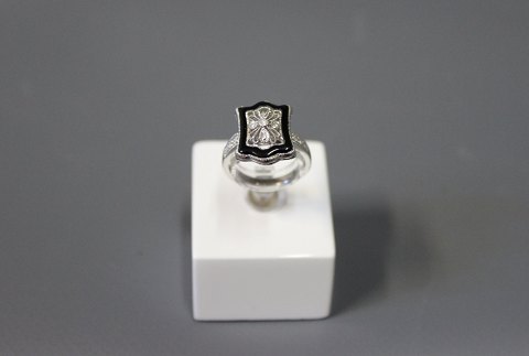 Ring in 14 carat White gold with filigree and small diamonds.
5000m2 showroom.