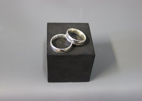 Engagement rings in 925 sterling silver, one with a cut diamond.
5000m2 showroom.
