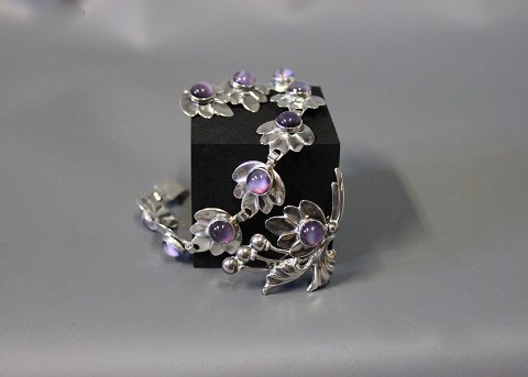 Bracelet, earrings and brooch in sterling silver with purple stones from Brd. B.
5000m2 showroom.