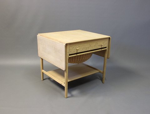 Sewing table soap treated in oak, model AT-33, designed by Hans J. Wegner.
5000m2 showroom.