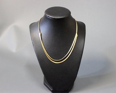 Beautiful necklace in 18 carat gold. The chain is 43 cm long.
5000m2 showroom.