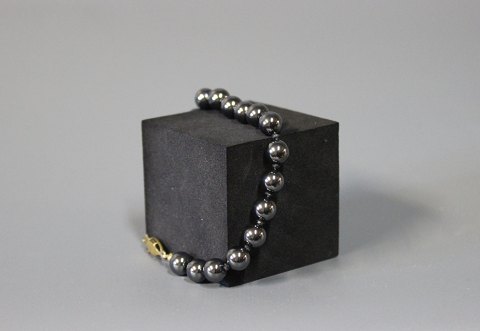 Hematite bracelet with dark grey bloodstones.
5000m2 showroom.