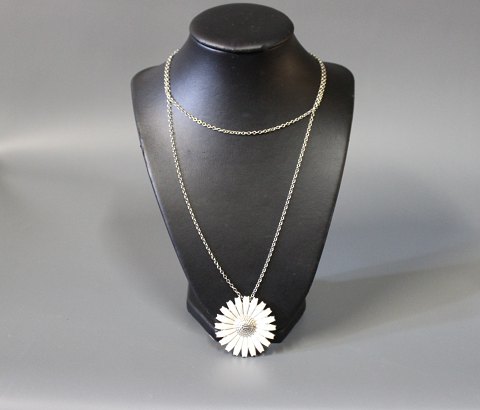 DAISY necklace/brooch by Georg Jensen in 925 sterling.
5000m2 showroom.