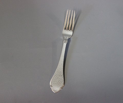 Lunch fork in Bernstorff, hallmarked silver.
5000m2 showroom.