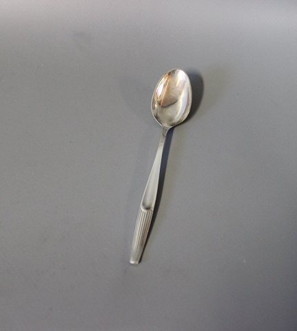 Tea spoon in Eva, hallmarked silver.
5000m2 showroom.