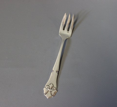 Cake fork in French Lily, Hallmarked silver. 
5000m2 showroom.