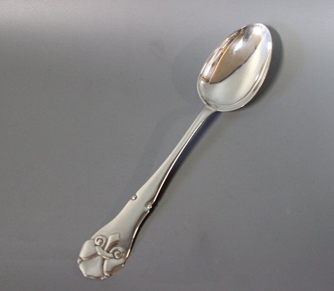 Dinner spoon in French Lily, Hallmarked silver.
5000m2 showroom.