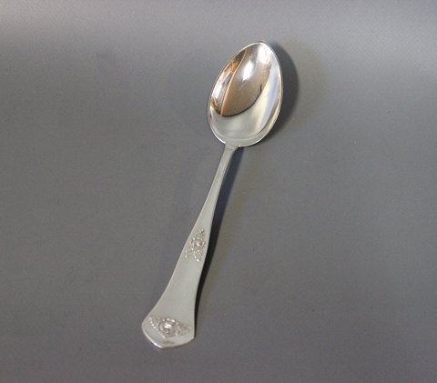 Dessert spoon in Rose, hallmarked silver.
5000m2 showroom.