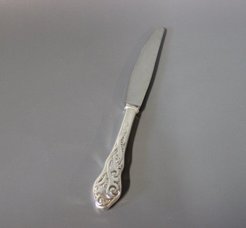 Dinner knife in "Tang", hallmarked silver.
5000m2 showroom.