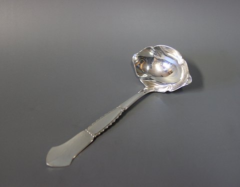 Gravy ladle in Louise, hallmarked silver.
5000m2 showroom.