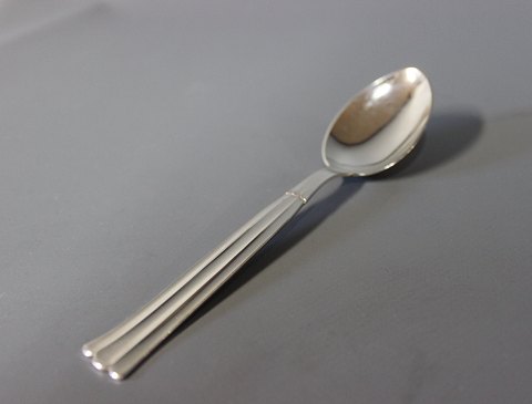 Dessert spoon in Regent, silver plate.
5000m2 showroom.