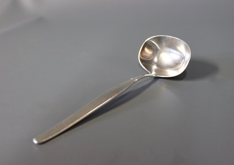 Gravy ladle in Savoy, silver plate.
5000m2 showroom.