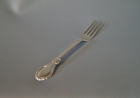 Lunch fork no. 18 by Evald Nielsen, hallmarked silver.
5000m2 showroom.