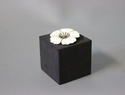 Flower brooch in 925 sterling silver and White enamel, stamped G.H.
5000m2 showroom.
