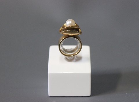 14 ct. gold ring with a cultured Pearl, stamped H.O.
5000m2 showroom.